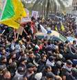 Milhares de pessoas acompanham neste sábado (4) em Bagdá, no Iraque, o funeral e velório de Qasem Soleimani  Foto: Thaier al-Sudani / Reuters