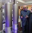 O governo do presidente iraniano Hassan Rouhani (à direita) afirmou que vai aumentar o enriquecimento de urânio  Foto: EPA / BBC News Brasil