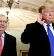 Trump ao lado do líder republicano no Senado, Mitch McConnell, nesta segunda-feira; ele prometeu reagir caso o Irã ataque alvos americanos  Foto: Reuters / BBC News Brasil