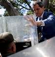 Soldado da Guarda Nacional impede líder de oposição da Venezuela Juan Guaidó de entrar no prédio da Assembleia Nacional, em Caracas
05/01/2020
REUTERS/Manaure Quintero  Foto: Reuters