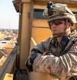 Um fuzileiro naval dos EUA supervisiona seu esquadrão enquanto eles fazem a segurança no complexo da embaixada dos EUA em Bagdá, Iraque. 03/01/2020. Corpo de Fuzileiros Navais dos EUA. Divulgação via REUTERS.   Foto: Reuters