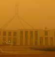 Faxineiro limpa pátio do Parlamento em Camberra: ar da capital australiana é afetado por queimadas  Foto: DW / Deutsche Welle