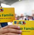 Beneficiários exibem cartões do Bolsa Família; programa contempla famílias com renda mensal de até R$ 178  Foto: Agência Brasil (20/10/2010) / Estadão Conteúdo