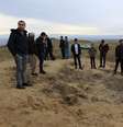 Moradores observam cratera provocada por míssil lançado pelo Irã contra alvos dos EUA nos arredores de Duhok, no Iraque
08/01/2020
 REUTERS/Ari Jalal  Foto: Reuters