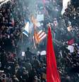 Manifestantes queimam bandeiras de EUA e Israel em protesto no Irã.  Foto: Reuters