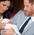 Príncipe Harry e a mulher, Meghan, com o filho no colo no Castelo de Windsor
08/05/2019
Dominic Lipinski/Pool via REUTERS  Foto: Reuters