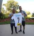 Luan recebeu a camisa 7 do Corinthians das mãos de Marcelinho Carioca  Foto: Divulgação/Corinthians / Estadão Conteúdo