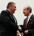 Secretário de Estado dos EUA, Mike Pompeo, cumprimenta deputado Eliot Engel, antes de audiência no Capitólio
23/05/2018
REUTERS/Leah Millis  Foto: Reuters