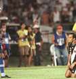 Edmundo chuta para fora a última cobrança do Vasco na final. O Timão conquistava o Mundo.  Foto: Reprodução / LANCE!