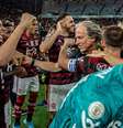 Jesus é festejado por grupo rubro-negro, campeão do Brasileiro e da Libertadores de 2019 (Foto: Marcelo Cortes / CRF)  Foto: LANCE!