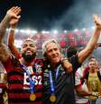 Gabigol e Jorge Jesus comemoram título brasileiro do Flamengo em 2019 após a partida contra o Ceará  Foto: Andre Melo Andrade/MyPhoto Press / Gazeta Press