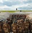 Longa foi filmado no Reino Unido e contou com cerca de 500 figurantes  Foto: Universal Pictures / BBC News Brasil