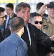 Bolsonaro cumprimenta apoiadores na frente do Palácio da Alvorada.  Foto: Fabio Rodrigues Pozzebom/Agência Brasil - 13/1/2019 / Estadão Conteúdo