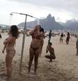 Mulheres se refrescam em chuveiro na praia de Ipanema, no Rio de Janeiro
15/10/2019
REUTERS/Pilar Olivares  Foto: Reuters