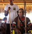 O cacique Raoni (c.) durante o encontro no Xingu  Foto: DW / Deutsche Welle