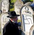 Homem caminha entre sepulturas judaicas profanadas em cemitério em Westhoffen, perto de Estrasburgo, na França
04/12/2019
REUTERS/Arnd Wiegmann  Foto: Reuters
