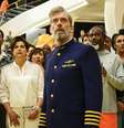 Hugh Laurie é o capitão Ryan Clark em 'Avenue 5', série da HBO  Foto: HBO / Divulgação