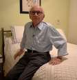 Andor Stern, em sua casa em SP: 'Cada dia que eu vivo é uma sobremesa. Talvez isso explique essa intensidade de querer viver e que os outros vivam. Tenho o máximo respeito pela vida'  Foto: BBC News Brasil