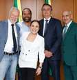 Regina Duarte leva filho (segundo da esq. para a dir., de camisa azul clara) a reuniões com cúpula do governo Bolsonaro  Foto: Presidência da República / Estadão