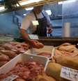 Um fornecedor coloca peitos de frango à venda em uma loja de aves em um mercado em Buenos Aires, Argentina. 18/04/2019. REUTERS/Agustin Marcarian  Foto: Reuters