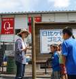 Crianças visitam centro de coleta em Kamikatsu: cidade já recicla 81% de todos os resíduos que produz  Foto: Zero Waste Academy / BBC News Brasil
