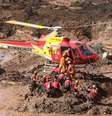 Helicóptero do Corpo de Bombeiros e agentes da defesa civil trabalham no resgate dos corpos das vitimas encontrados em um ônibus de funcionários da VALE   Foto: WILTON JUNIOR / Estadão Conteúdo