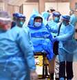 Equipe médica transfere paciente de um caso altamente suspeito de um novo coronavírus no Hospital Queen Elizabeth em Hong Kong, China 22/01/2020. cnsphoto via REUTERS  Foto: Reuters