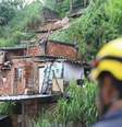 Militares do Corpo de Bombeiros interditam 12 residências com risco de desabamento após a queda de um muro e o deslizamento de um barranco no bairro Jardim América, em Belo Horizonte.  Foto: Ramon Bittencourt / O Tempo / Estadão Conteúdo