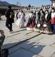 Grupo de turistas em ponto conhecido da China usa máscara para evitar contaminação  Foto: Reuters
