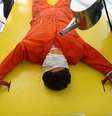 Uma das técnicas promovidas pelos psicólogos é chamada de "waterboarding".  Foto: Getty Images / BBC News Brasil
