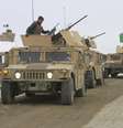 Militares afegãos se preparam para ir a local de acidente aéreo na província de Ghazni  Foto: EPA / Ansa - Brasil