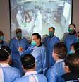 Primeiro-ministro da China, Li Keqiang (centro), se reúne com funcionários de hospital em Wuhan
27/01/2020 cnsphoto via REUTERS  Foto: Reuters