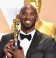 Kobe Bryant foi muito aplaudido pelos astros de Hollywood ao ganhar sua estatueta  Foto: Alberto E. Rodriguez/Getty Images/ AdoroCinema
