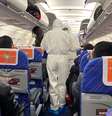 Funcionários da saúde conferem a condição dos passageiros em um avião na China; no Brasil ainda não houve necessidade de inspeção  Foto: David Stanway / Reuters