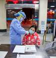 Enfermeira mede temperatura em hospital em Yueyang, Província de Hunan, por causa do coronavirus 28/1/2020  REUTERS/Thomas Peter  Foto: Reuters