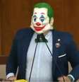 Deputado coloca máscara de Curinga na Assembléia do RS  Foto: Reprodução