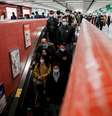 Passageiros usam máscaras para se prevenirem contra surto do coronavírus, nuam estação de trem em Hong Kong. 29/1/2020. REUTERS/Tyrone Siu  Foto: Reuters
