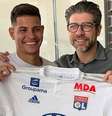 Bruno Guimarães aparece segurando camisa do Lyon ao lado de Juninho Pernambucano  Foto: Divulgação/Twitter de JM_Aulas / Estadão Conteúdo