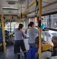 Os ônibus do transporte coletivo de Suzano, Poá e Ferraz de Vasconcelos, na Grande São Paulo, circulam com funcionários de limpeza, baldes e álcool gel para prevenir o coronavírus  Foto: Radial Transporte/Divulgação / Estadão