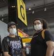 Funcionários e passageiros utilizam máscaras no Aeroporto Internacional de São Paulo.  Foto: Taba Benedicto / Estadão