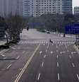 Avenida praticamente deserta no distrito financeiro de Pudong, em Xangai, conforme a China luta contra surto do novo coronavírus
03/02/2020
REUTERS/Aly Song  Foto: Reuters