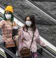 Mulheres vestem máscaras de proteção em Guangzhou, na China  Foto: EPA / Ansa - Brasil