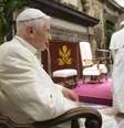 Bento XVI e Francisco durante uma cerimônia no Vaticano, em junho de 2016  Foto: ANSA / Ansa - Brasil