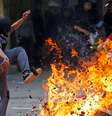 Palestino reage a chamas durante protesto na Cisjordânia contra plano de paz proposto por Donald Trump
06/02/2020
REUTERS/Mussa Qawasma  Foto: Reuters