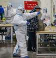Vestidos com trajes especiais, médicos atendem paciente em hospital provisório montado em Wuhan, na província de Hubei, para tratamento de coronavírus 
05/02/2020
China Daily via REUTERS   Foto: Reuters