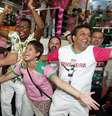 Compositora do samba-enredo da Mangueira de 2020, Manu da Cuíca comemora na quadra ao lado de Luiz Carlos Máximo, que divide a autoria da obra  Foto: Thiago Mattos/ Mangueira/ Divulgação