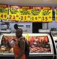 Consumidor compra carne em supermercado no Rio de Janeiro
10/05/2019 REUTERS/Pilar Olivares  Foto: Reuters