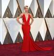 O vestudo superdecotado de Charlize Theron se destacou nos looks do Oscar de 2016  Foto: Getty Images / PurePeople