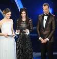 Margherita Mazzucco e Gaia Girace com o apresentador do Festival de Sanremo, Amadeus  Foto: ANSA / Ansa - Brasil