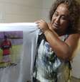 Marília Barros mostra camisa com imagem de Arthur.  Foto: Sílvio Barsetti / Terra